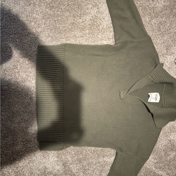 Abercrombie sweater - Picture 2 of 4